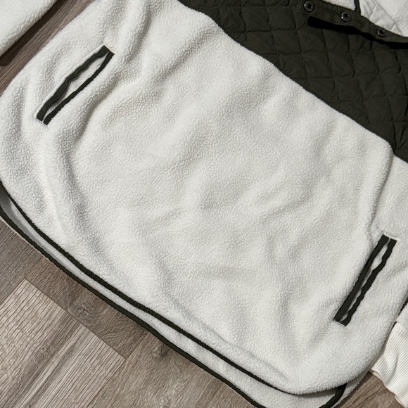 Abercrombie & Fitch White and Green Sweatshirt - Picture 6 of 11